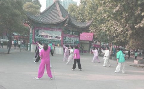 怀孕后还能坚持慢跑晨练吗