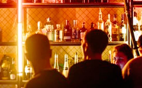 梦见去酒吧打架