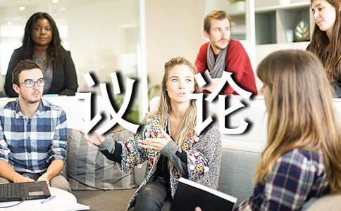 梦见你的伴侣与陌生异性亲昵耳语,或在议论你